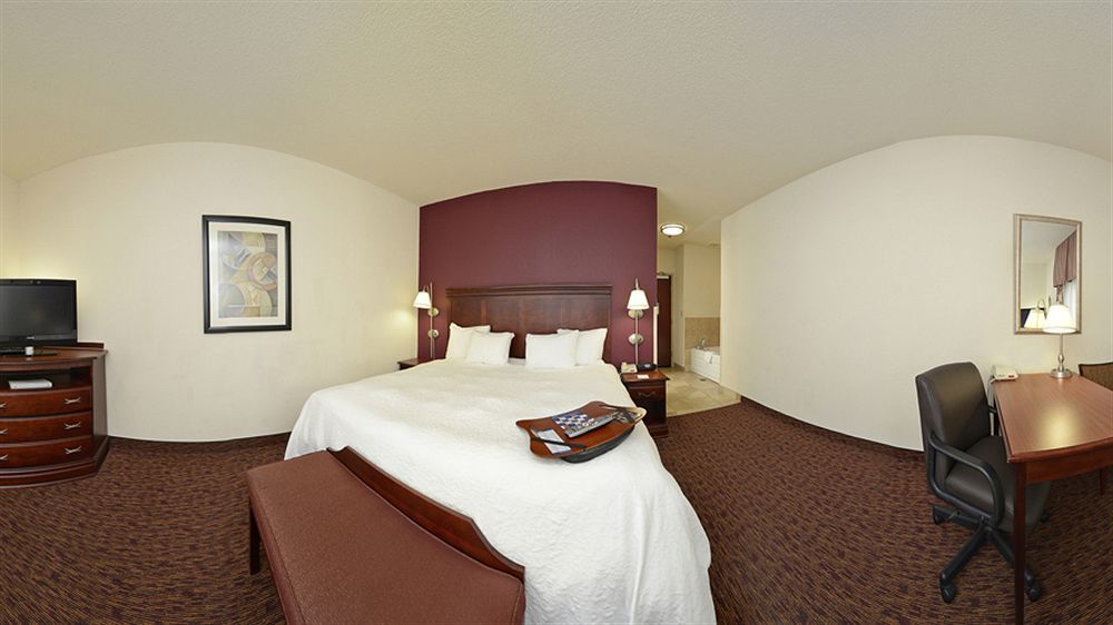 Hampton Inn & Suites Muncie Exterior photo