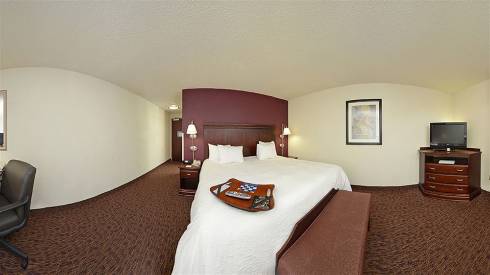 Hampton Inn & Suites Muncie Exterior photo